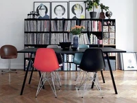 Krzesło z tworzywa MPC ROD czarne - aranżacja różnych kolorów w pokoju dziennym.